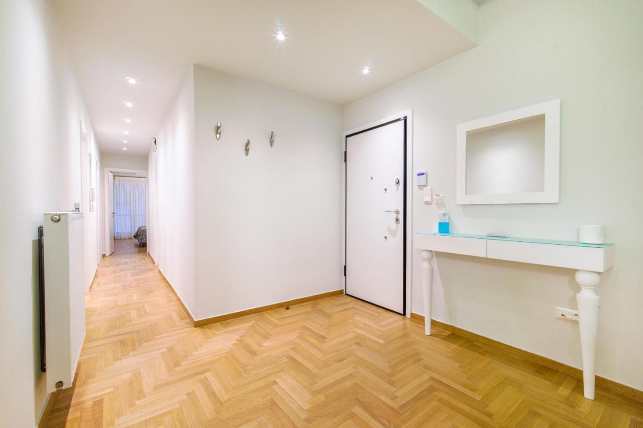 Urban Luxury On A Quiet Street In The Center Of Athens Apartment Bagian luar foto