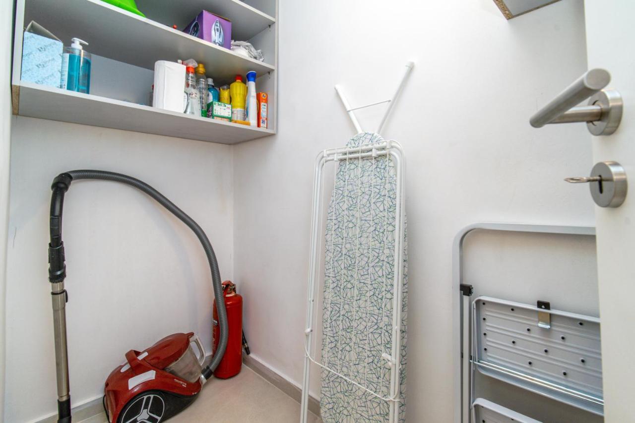 Urban Luxury On A Quiet Street In The Center Of Athens Apartment Bagian luar foto